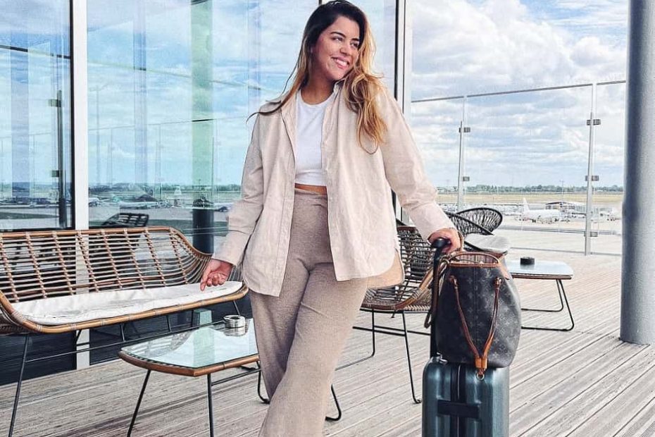 12+ Comfy Airport Outfits & Travel Outfits By The Chicest Jetsetters